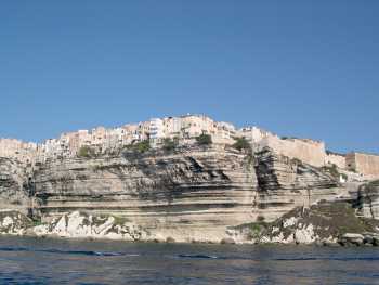 La ville de Bonifacio perchée en haut des falaises de calcaire