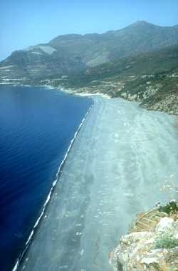 Plage de Nonza et mine d'amiante d'Albo au fond à gauche Plage de Nonza et mine d'amiante d'Albo au fond à gauche