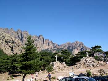 Col de Bavella devant la crête d'Asinao et Punta di u Furnellu au fond