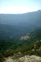 Le village d'Ortu dans la montée au lac de Crenu