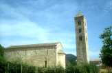 Eglise de Carbini contemplée en accédant à la randonnée