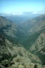 Depuis le sommet du Saltare : vallée de la Candela et la Cavicchia Depuis le sommet du Saltare : vallée de la Candela et la Cavicchia