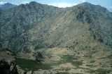 Depuis Cima di a Statoghja, vue vers le col à droite et le refuge en bas à gauche Depuis Cima di a Statoghja, vue vers le col à droite et le refuge en bas à gauche
