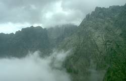 Punta Minuta et Ravin de la Solitude dans les nuages