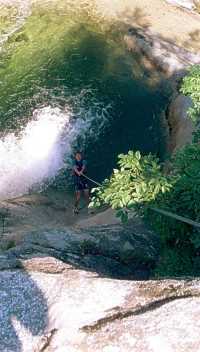 Rappel dans le double toboggan aquatique