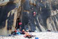 Escalade à la falaise de la plage de Porto (photo Philippe Gosteli)