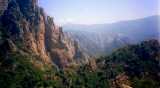 Le col et les murailles d'I Cascioni depuis le ravin de Chiostru