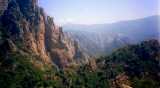 Le col et les murailles d'I Cascioni depuis le ravin de Chiostru